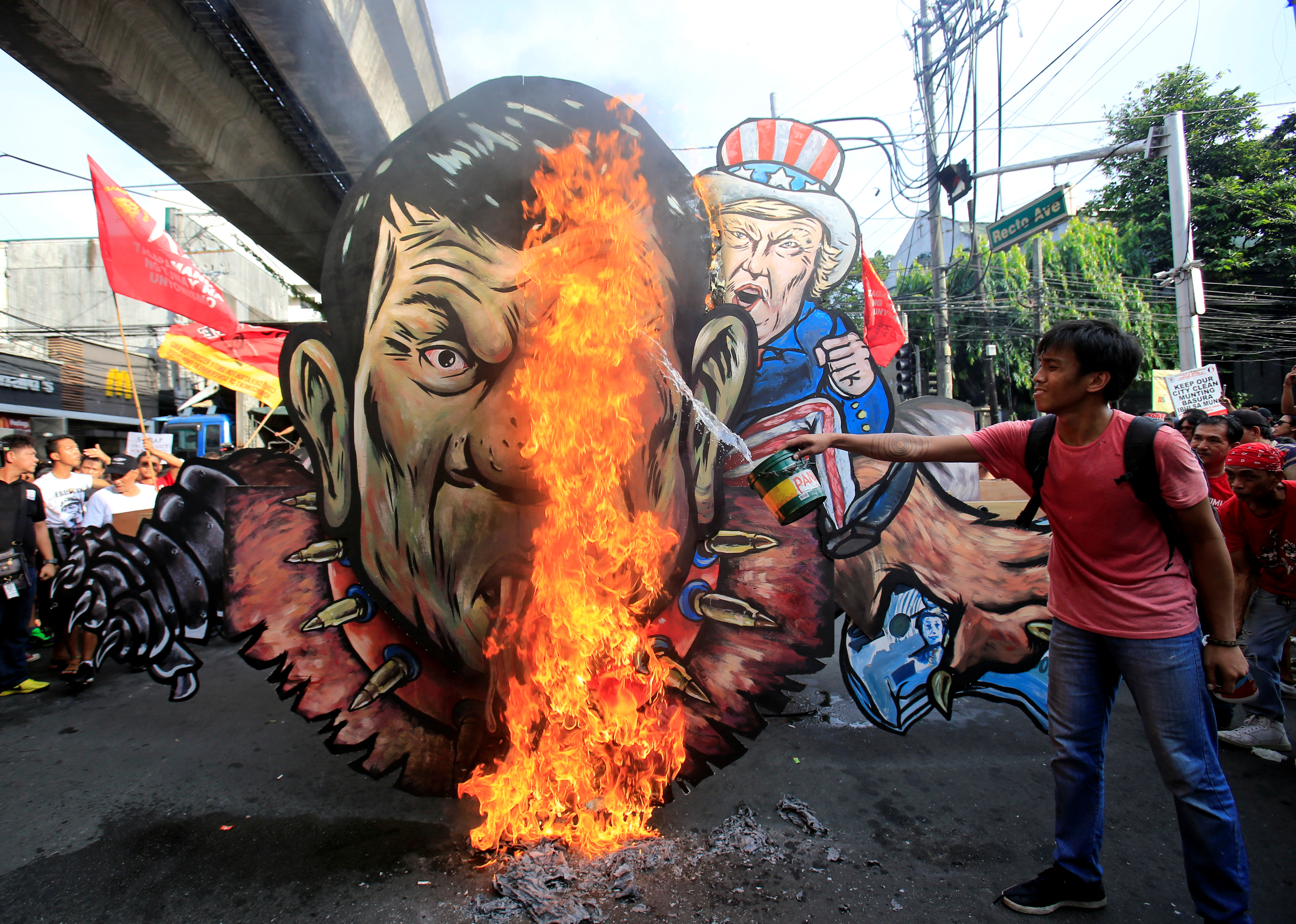 حرق دميات لترامب والرئيس الفلبينى