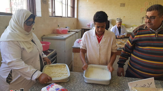 أحد الطلاب خلال التصنيع