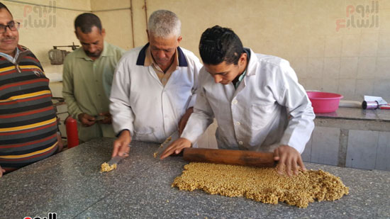 الطلاب يشاركون فى التصنيع