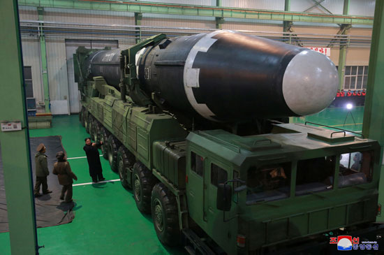 زعيم كوريا الشمالية يتفقد الصاروخ البالستى قبل اطلاقه
