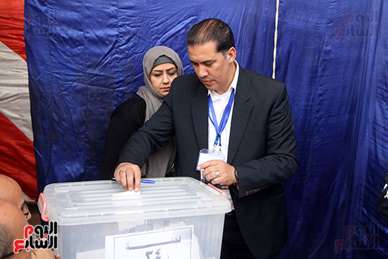صور عمرو الايوبى يدلى بصوته فى انتخابات الترسانه (3)