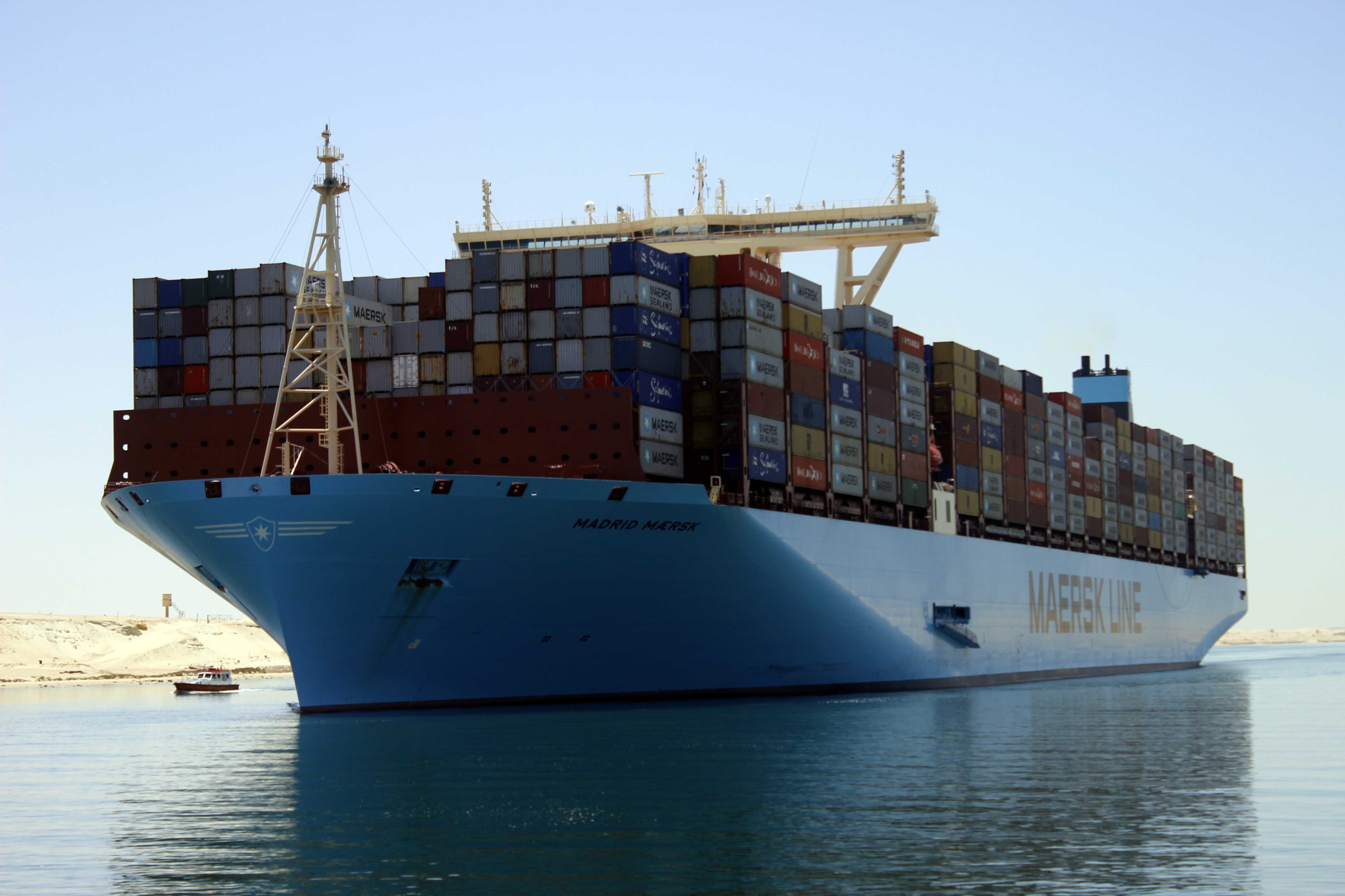 Madrid maersk ثان  أكبر  سفينة  حاويات في  العالم  تعبر  قناة السويس - تصوير  محمد عوض   (12)