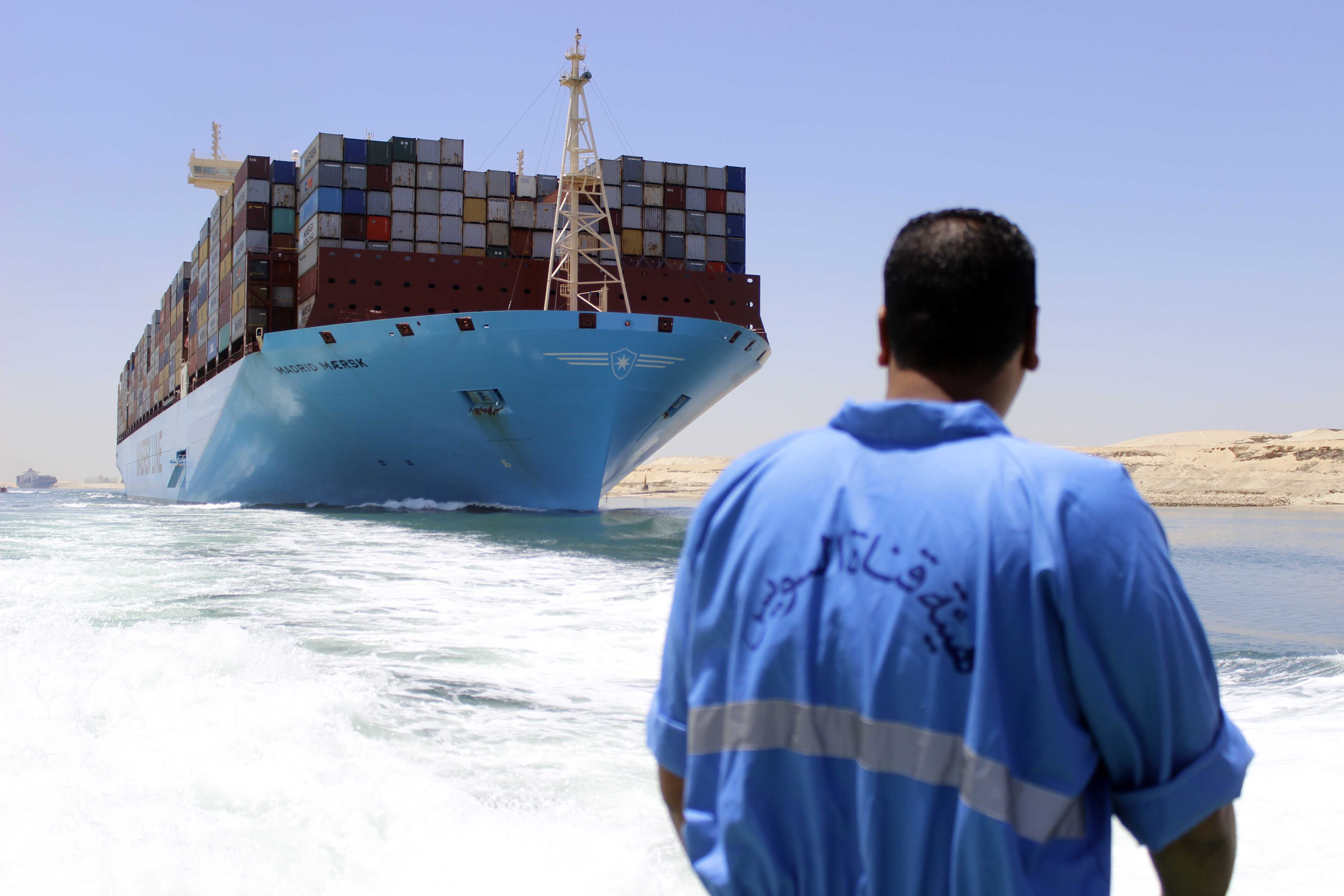Madrid maersk ثان  أكبر  سفينة  حاويات في  العالم  تعبر  قناة السويس - تصوير  محمد عوض   (1)