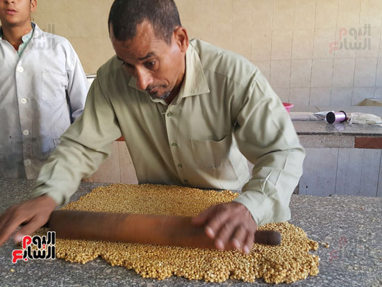 مدرس يقوم بفرد الحمصية