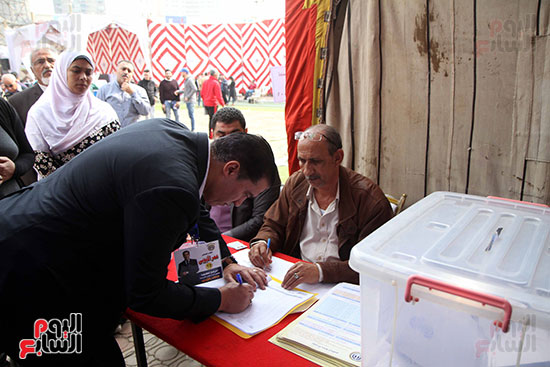 صور عمرو الايوبى يدلى بصوته فى انتخابات الترسانه (4)