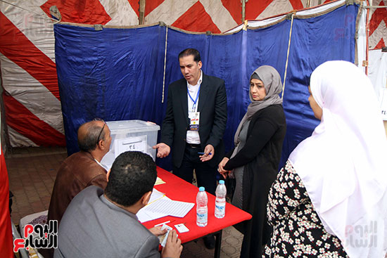 صور عمرو الايوبى يدلى بصوته فى انتخابات الترسانه (1)