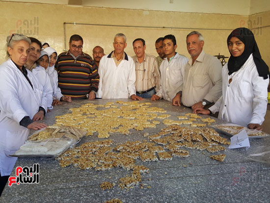 المدرسون خلال تصنيع الحلوى