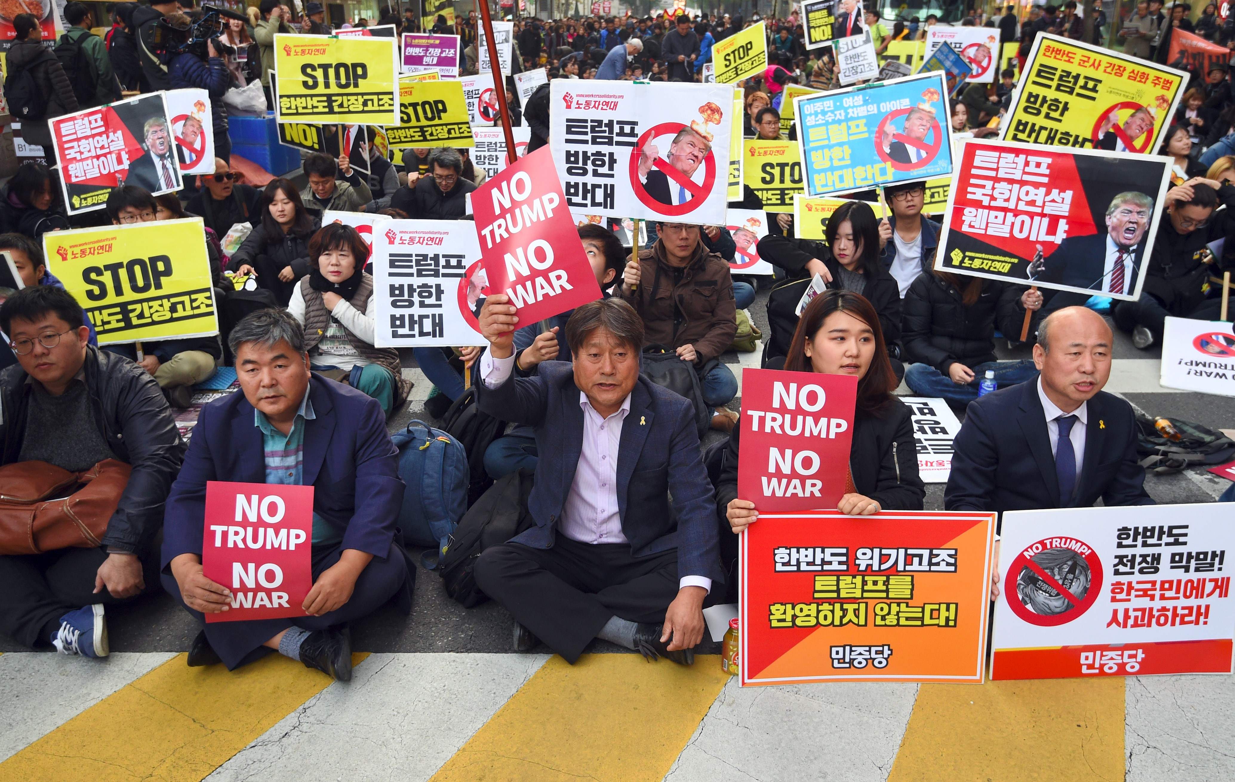 مواطنو كوريا الجنوبية يفترشون الأرض