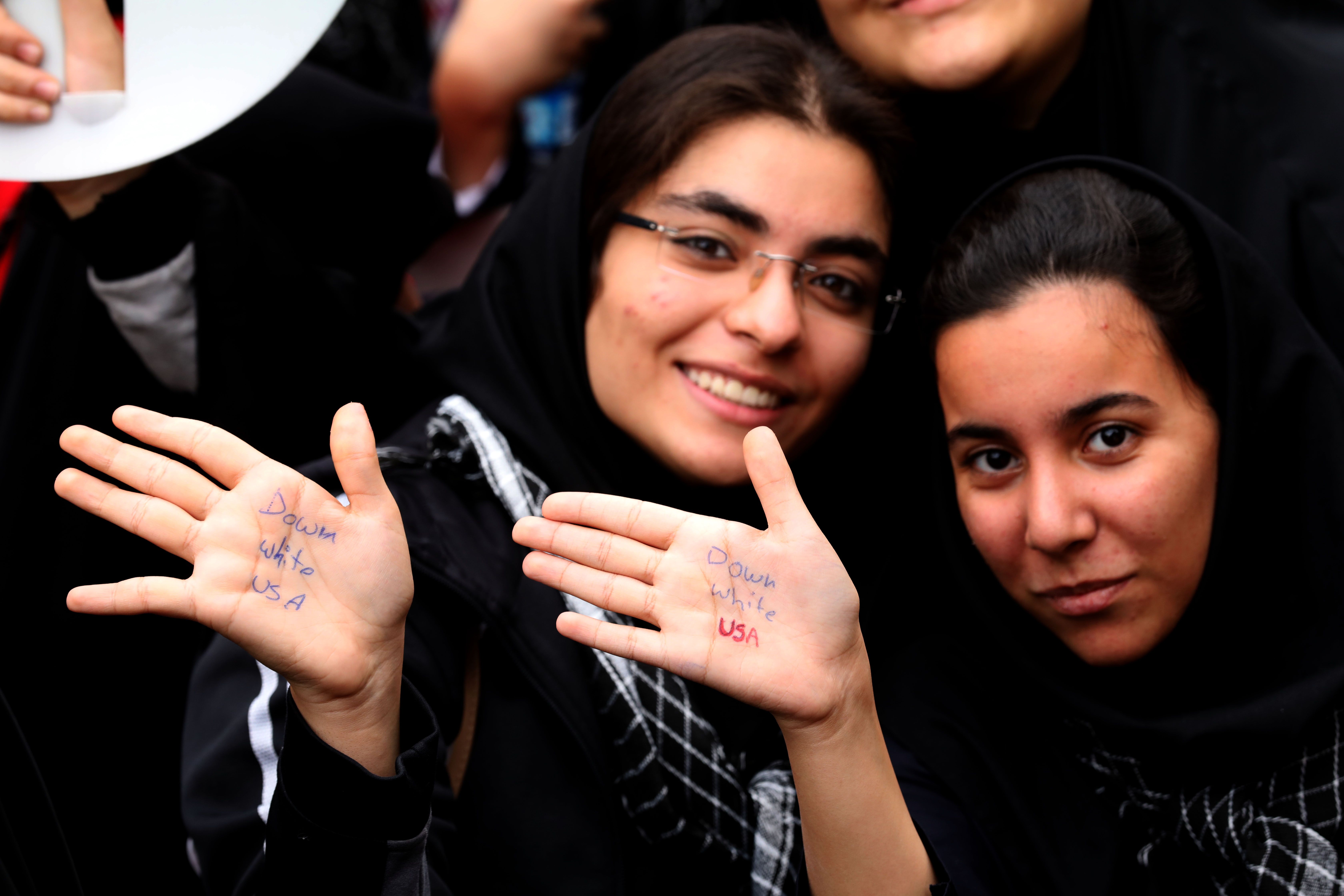 نساء إيران يكتبون عبارات مناهضة لأمريكا على أيديهم