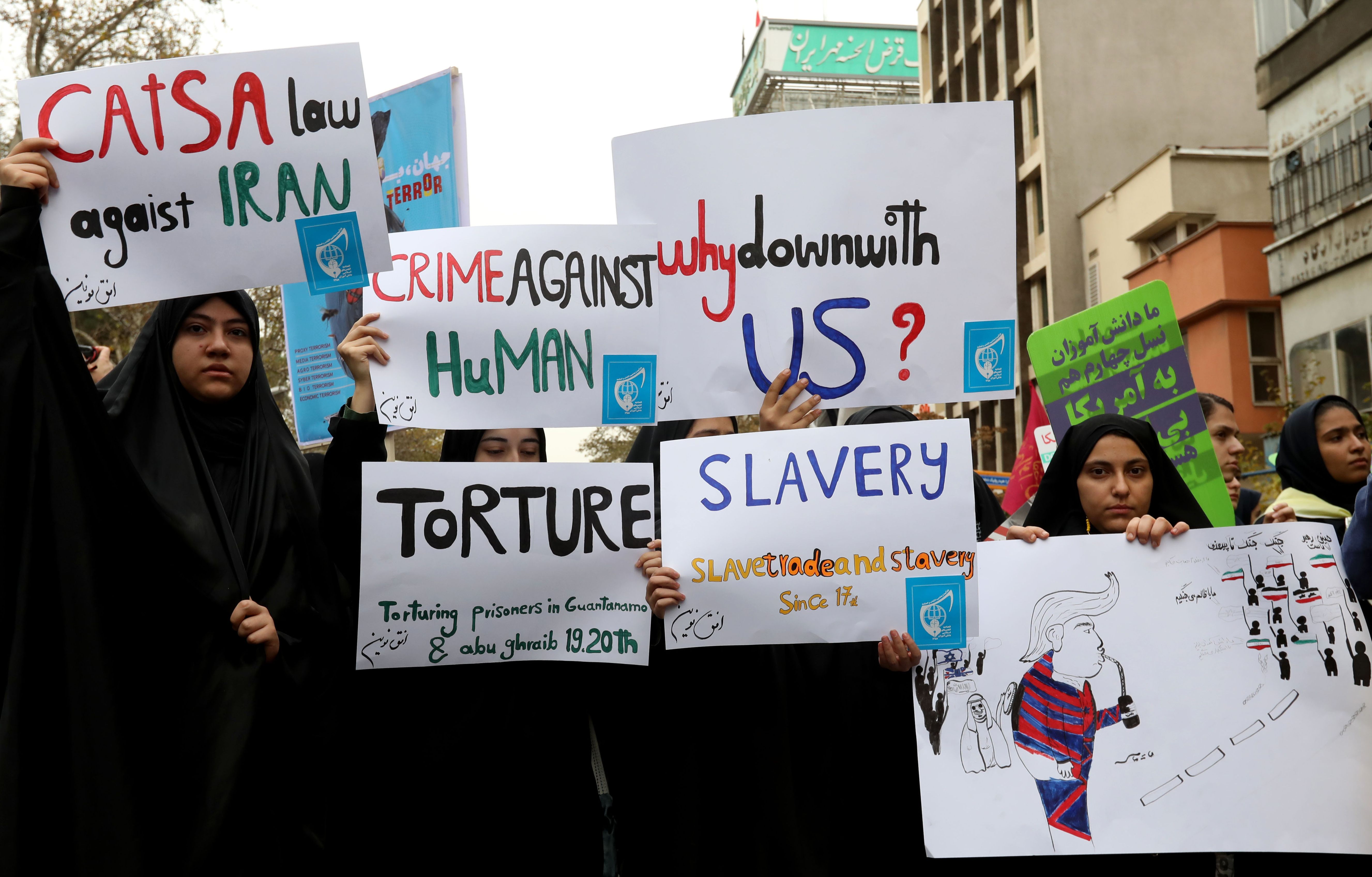سيدات إيران تحمل اللافتات