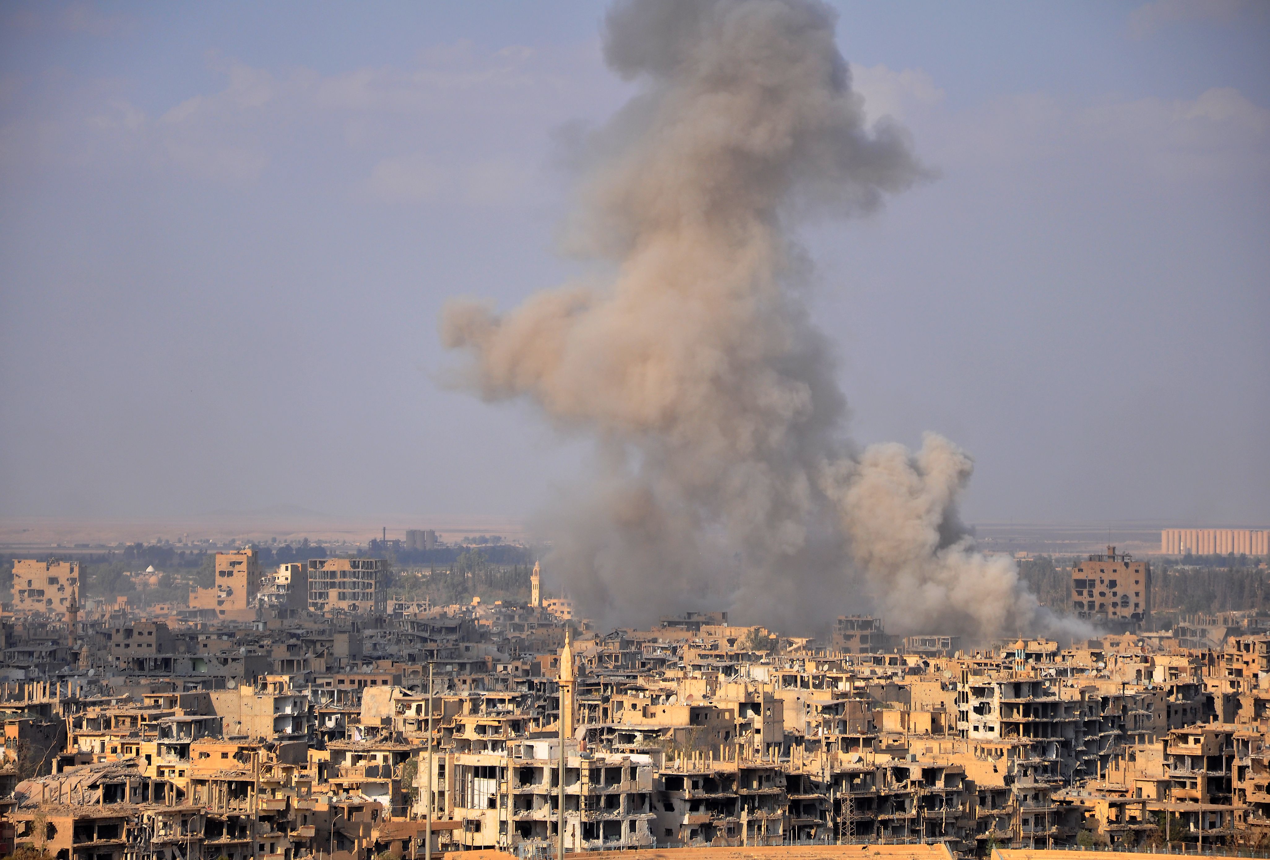 المدفعية السورية تستهدف مواقع داعش فى دير الزور