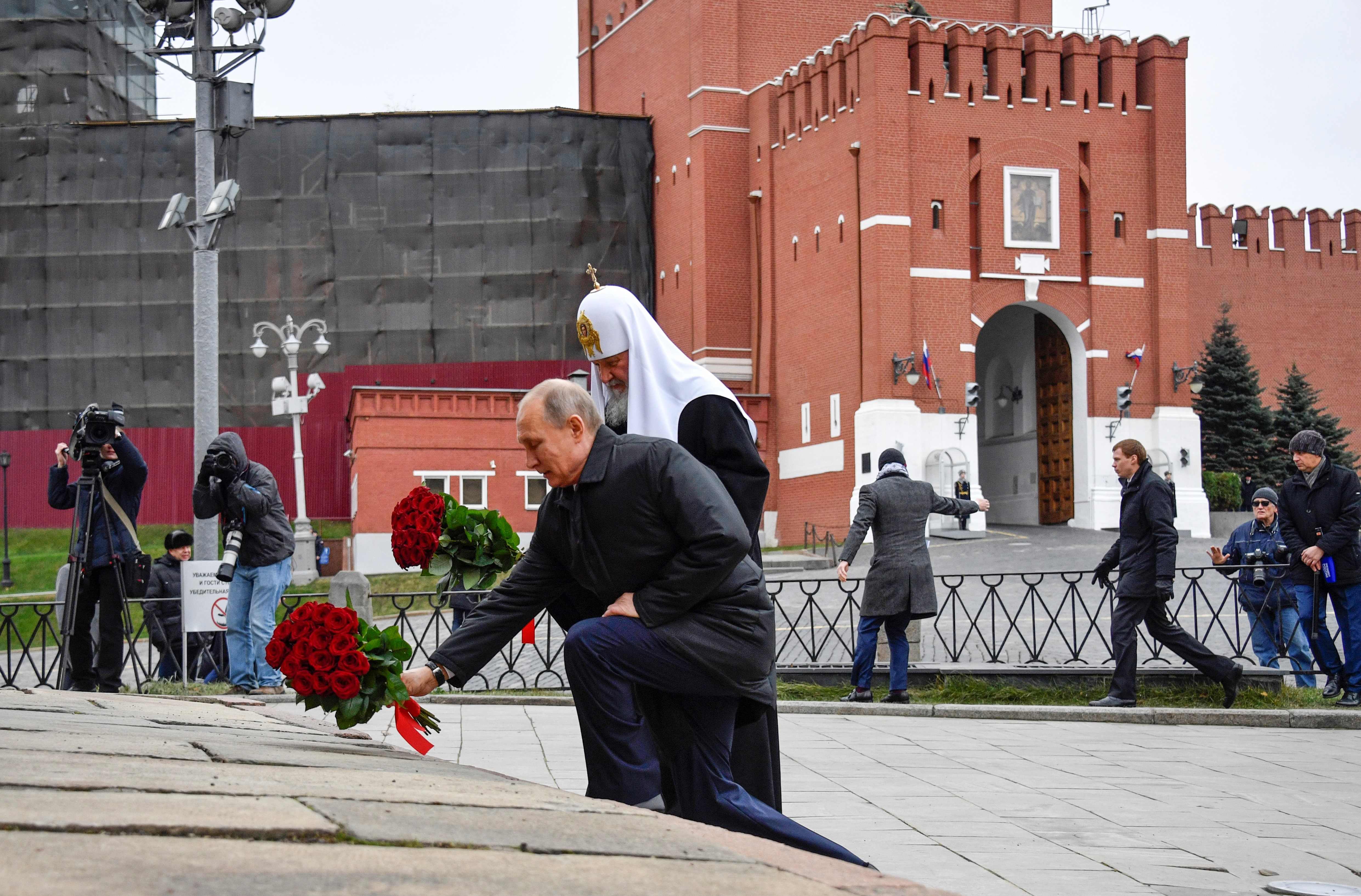 بوتين يضع إكليل الزهور على النصب التذكارى بالساحة الحمراء فى موسكو