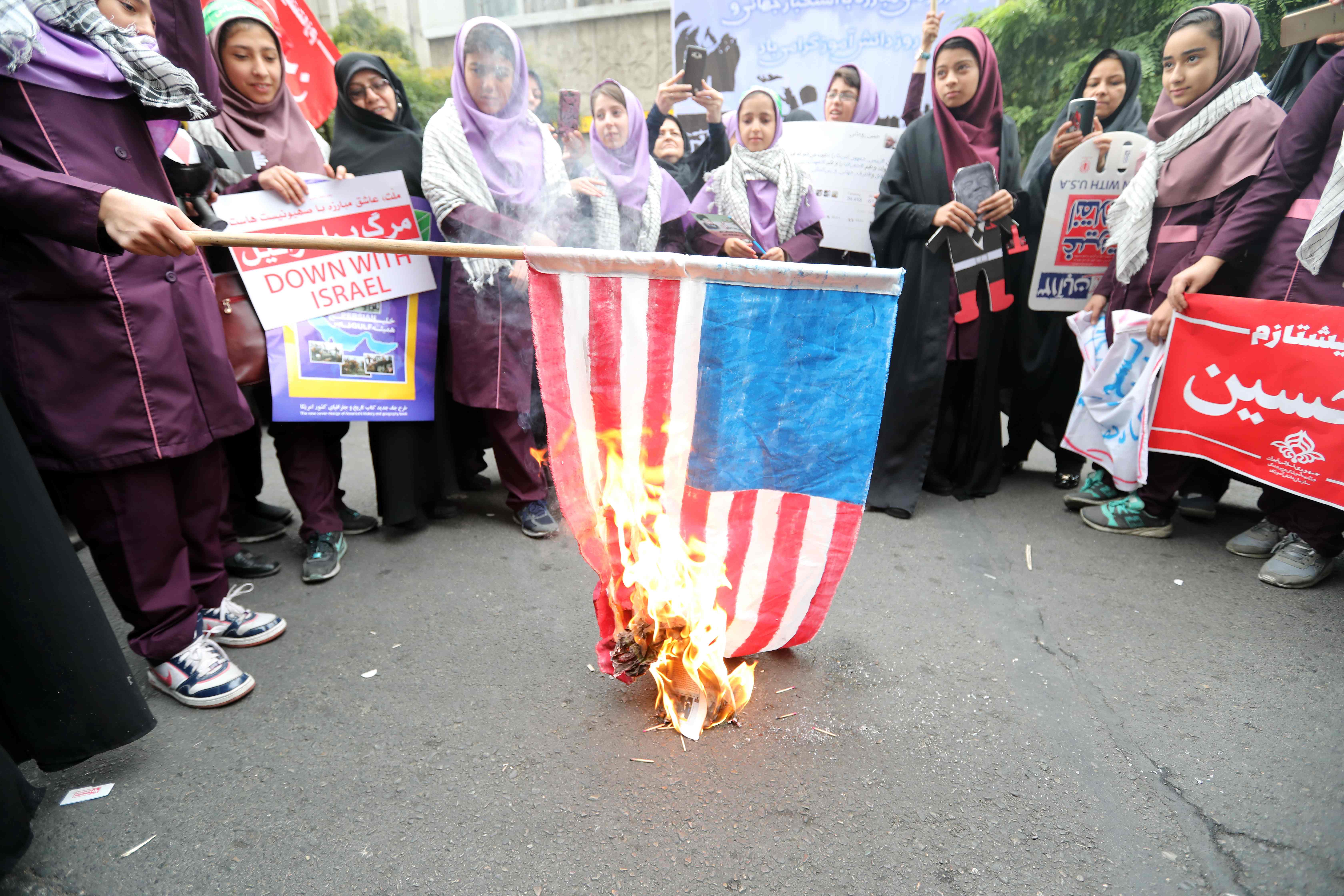 نساء إيران يحرقون العلم الأمريكى