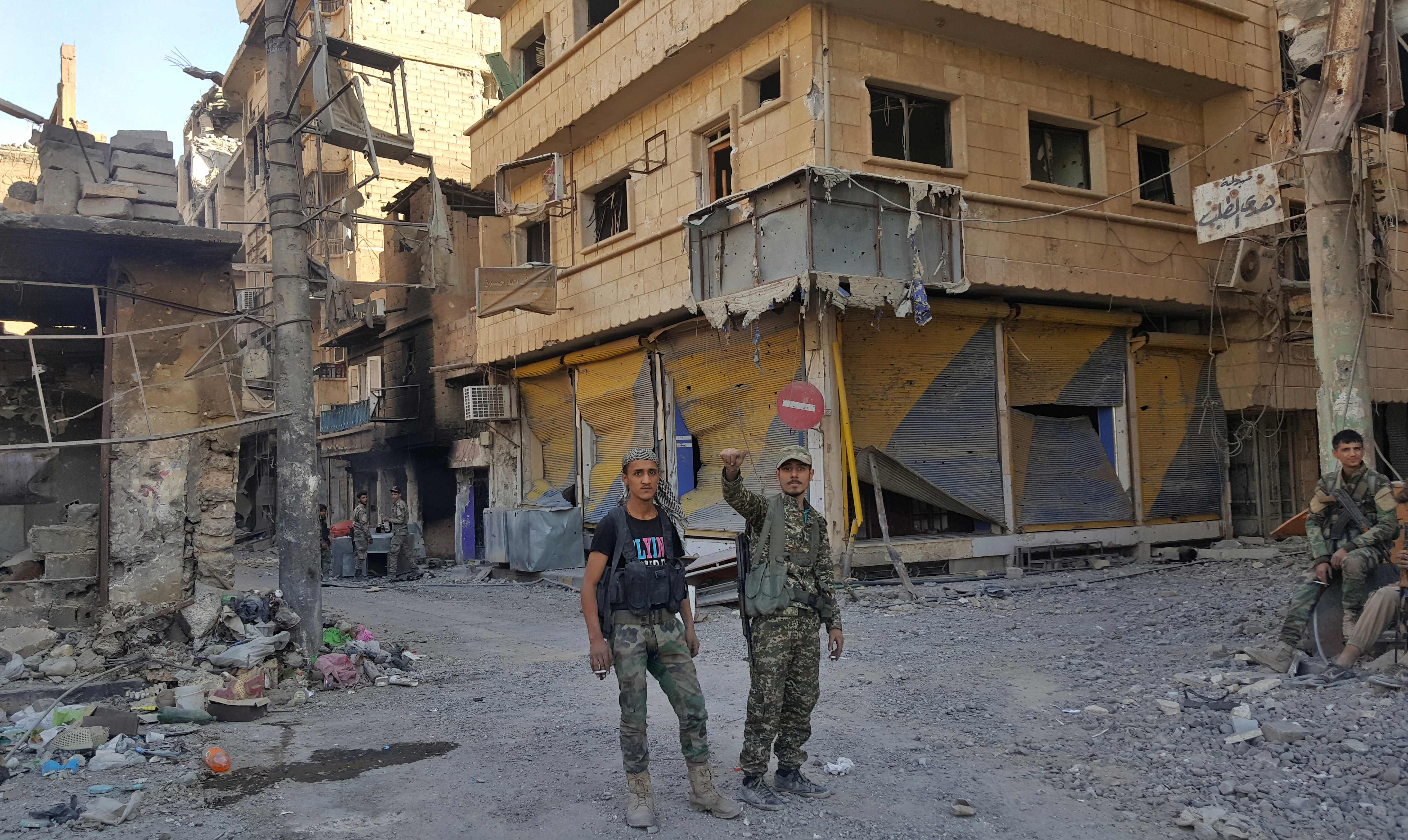 جنود الجيش السورى فى شوارع مدينة الزور