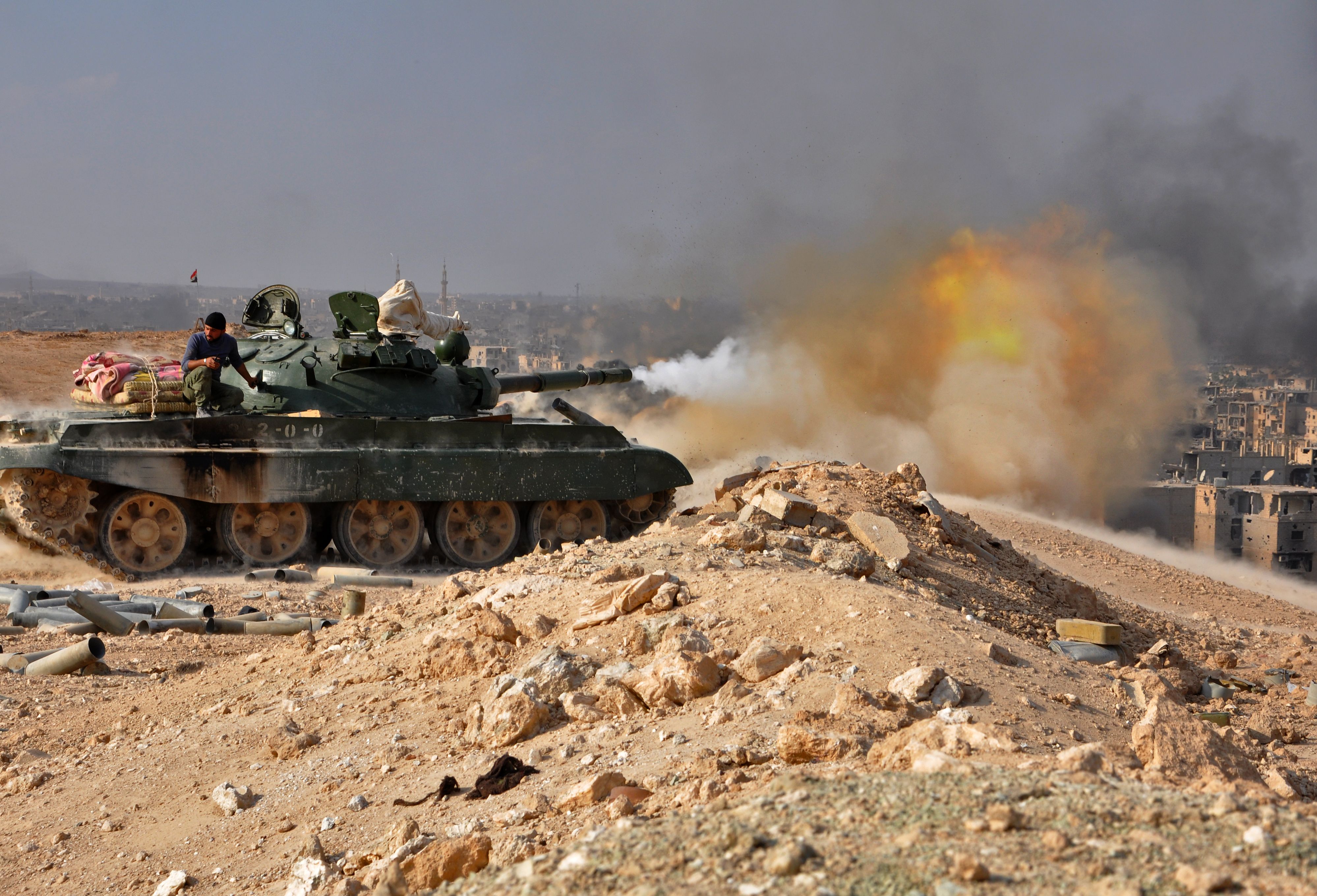 دبابة تابعة للجيش السورى تقصف مواقع لداعش