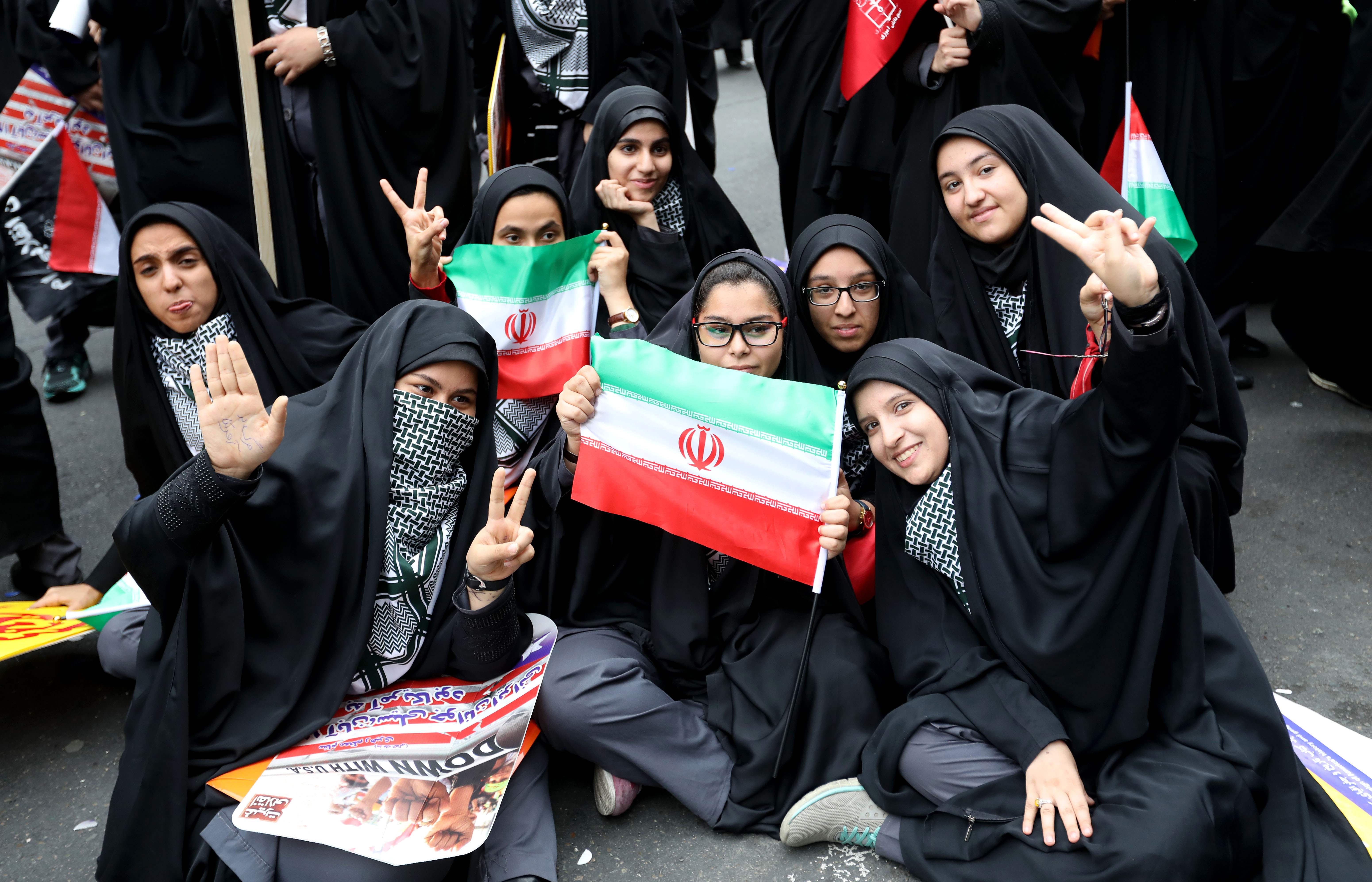 نساء إيران يرفعون علم بلادهم