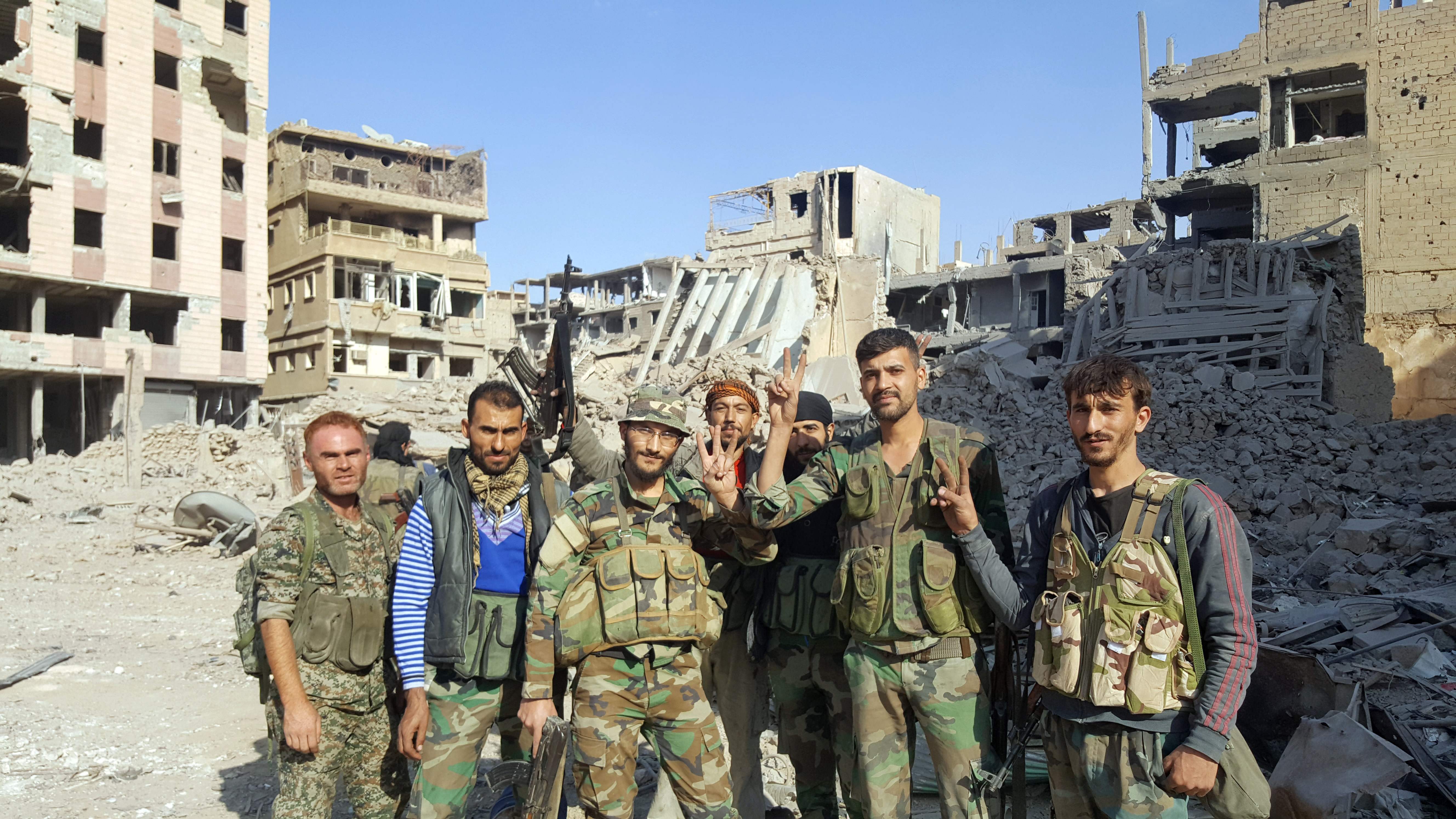 الجيش السورى يحتفل بالانتصار على داعش فى دير الزور