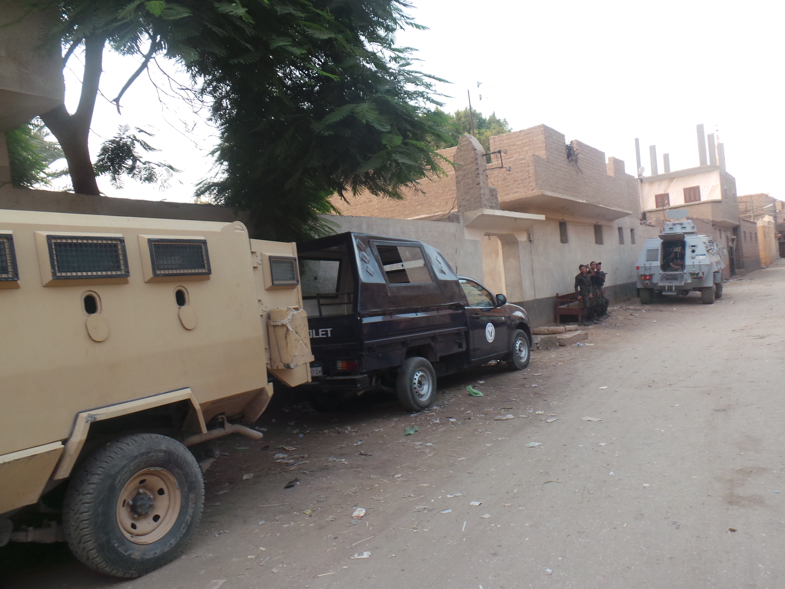 2 قوات أمنية خلال مداهمة القرى وضبط السلاح