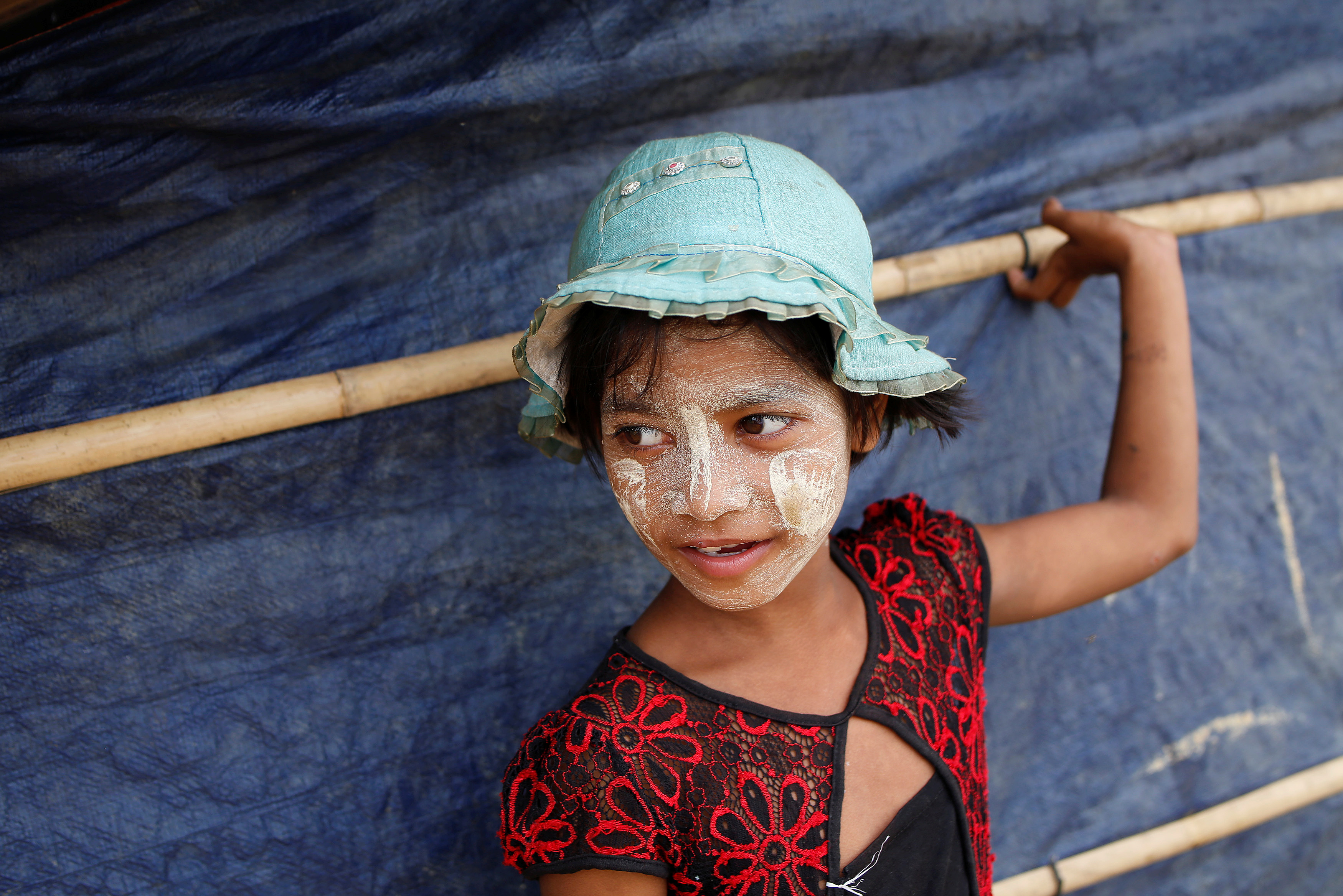 طفلة من الروهينجا تدهن وجهها فى المخيمات