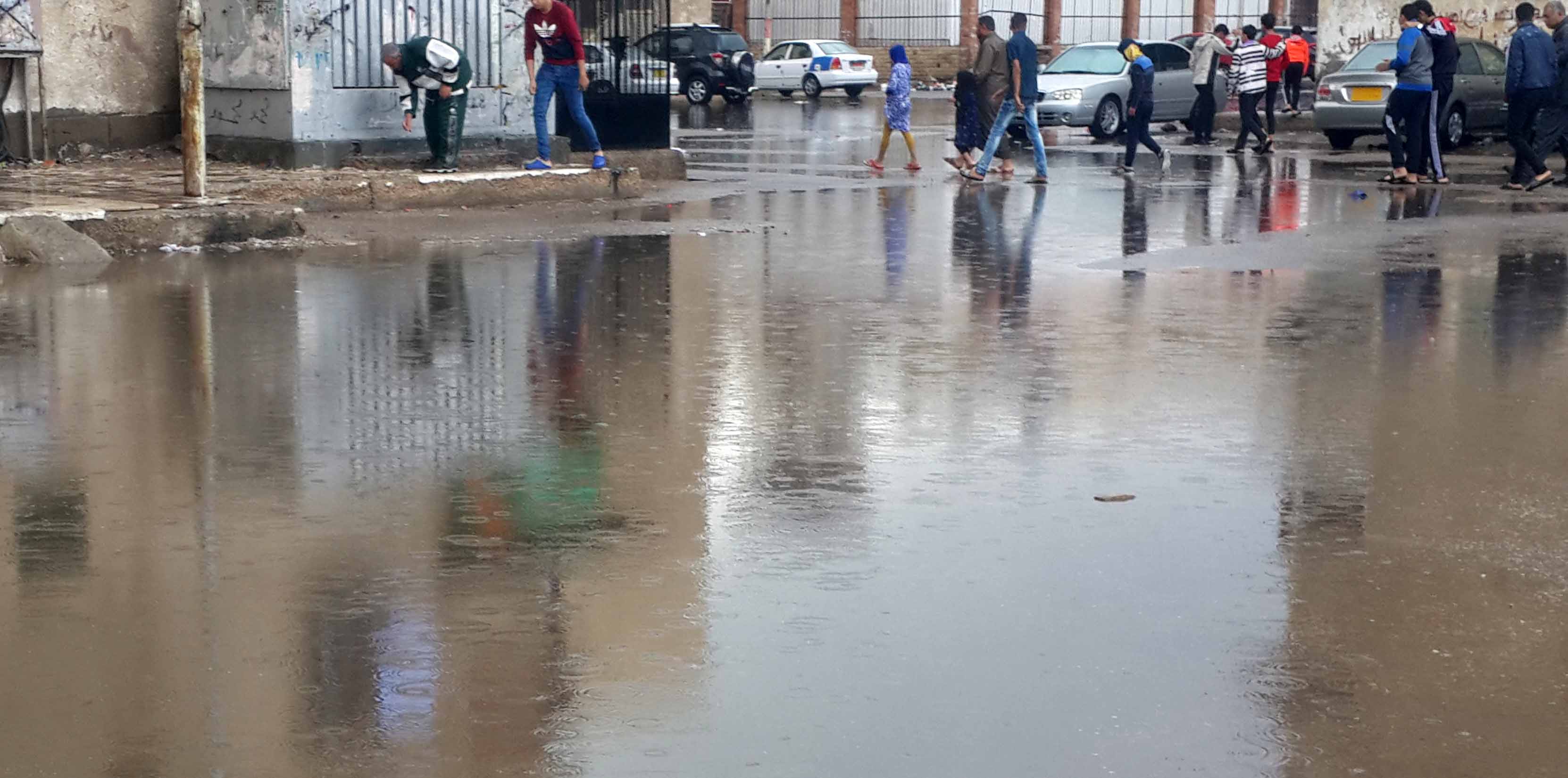 محافظ بورسعيد يتابع رفع مياه الامطار (4)
