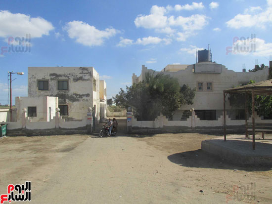 جانب من الوحدة الصحية التى تطل على الشارع العمومى بمنطقة عايش