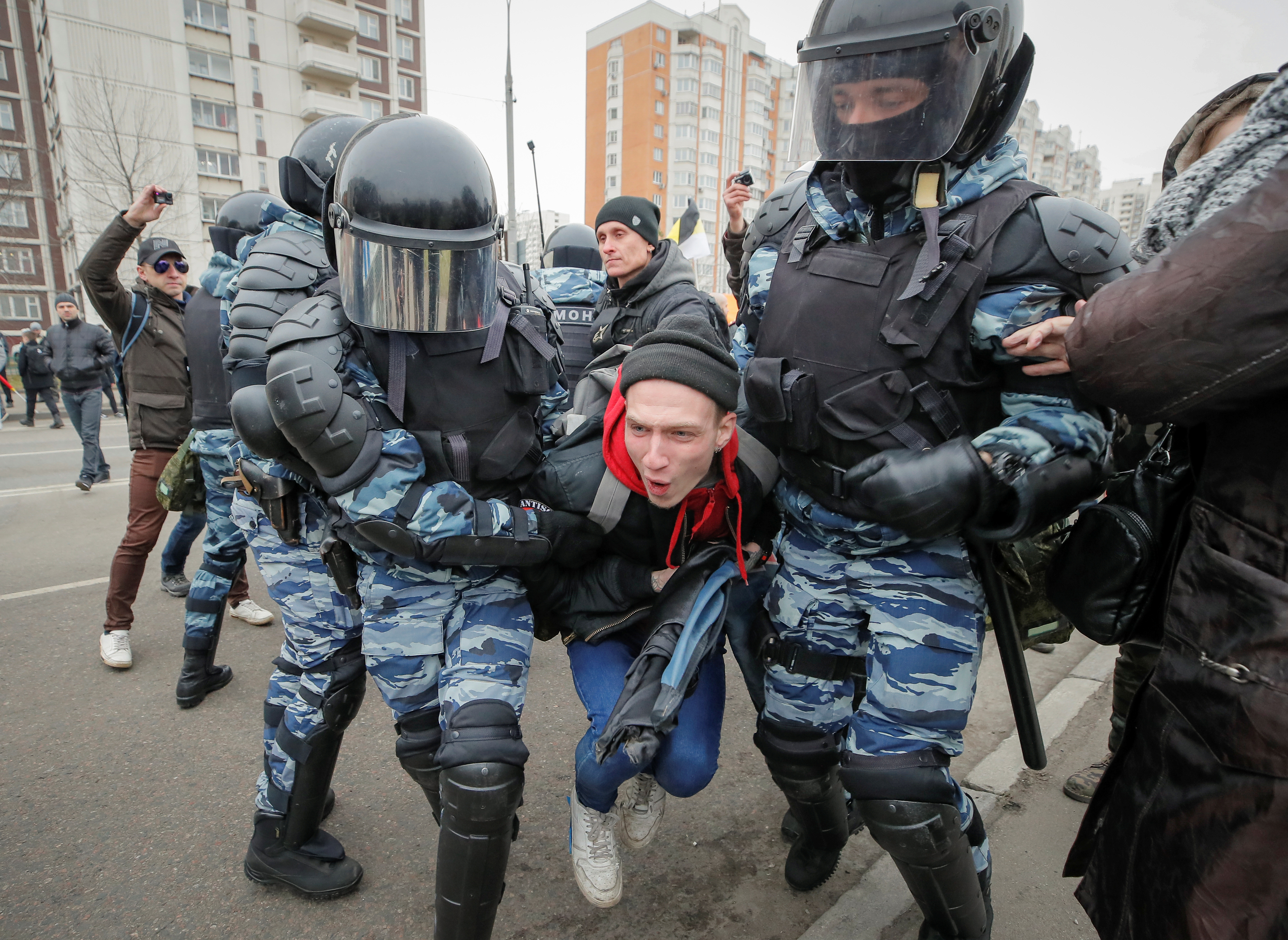 الشرطة الروسية تفرق مسيرة فى موسكو