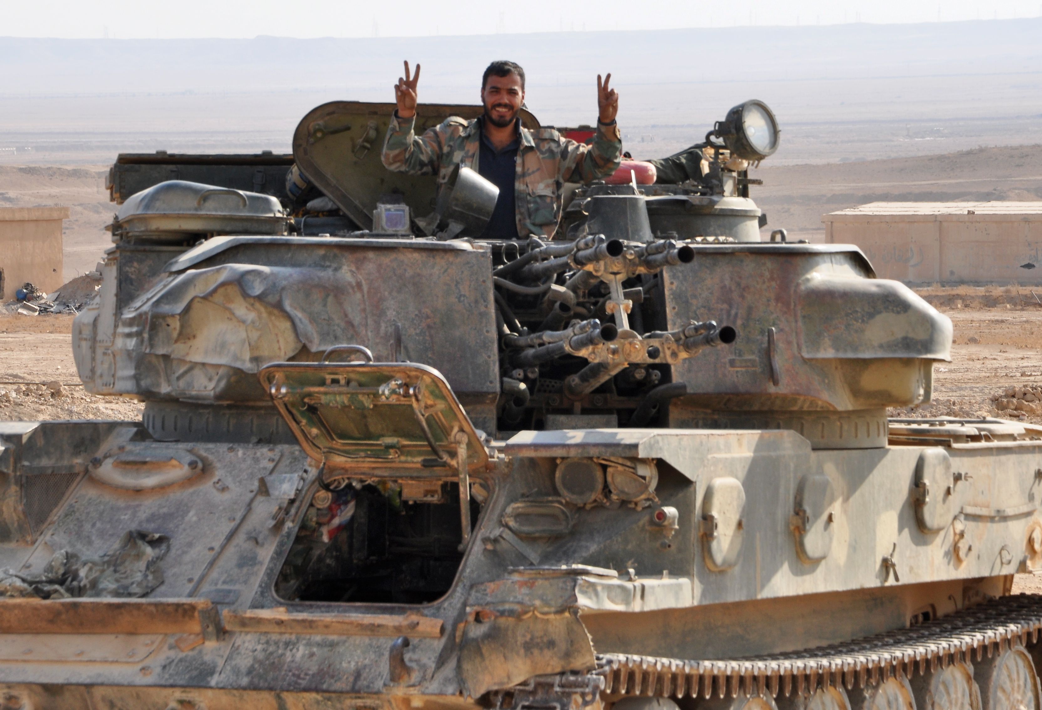 جندى سورى يرفع علامة النصر احتفالا بهزيمة داعش