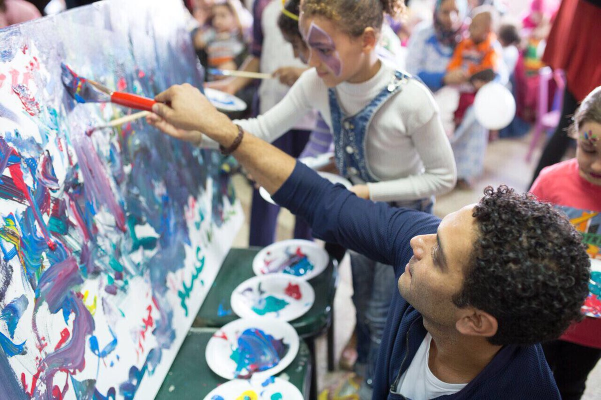 اسر ياسين يشارك الاطفال الرسم