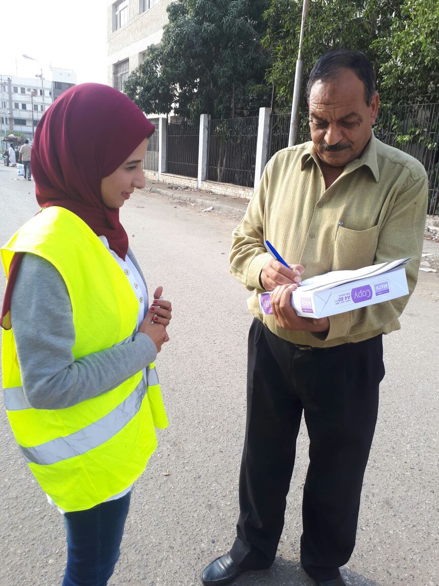 مواطن يسجل بياناته فى استمارة الحملة