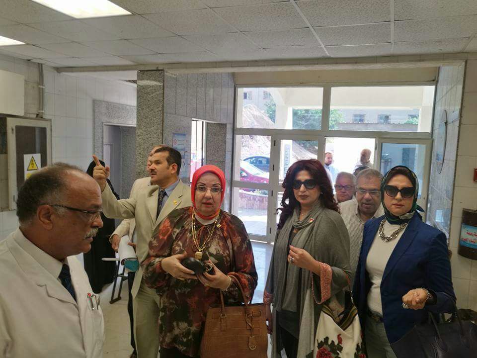 3- اعضاء الروتارى مع مدير مستشفى العامرية 