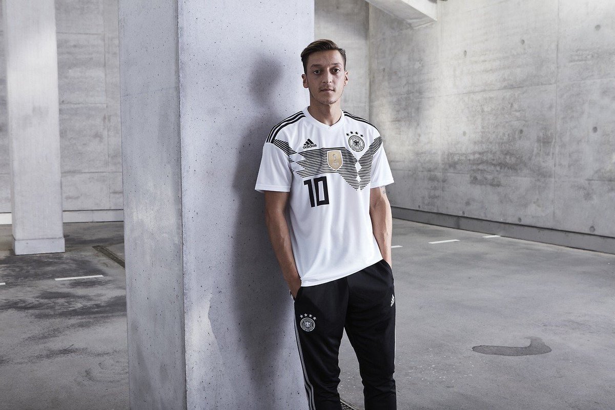 اوزيل يرتدي قميص منتخب ألمانيا في كأس العالم 2018