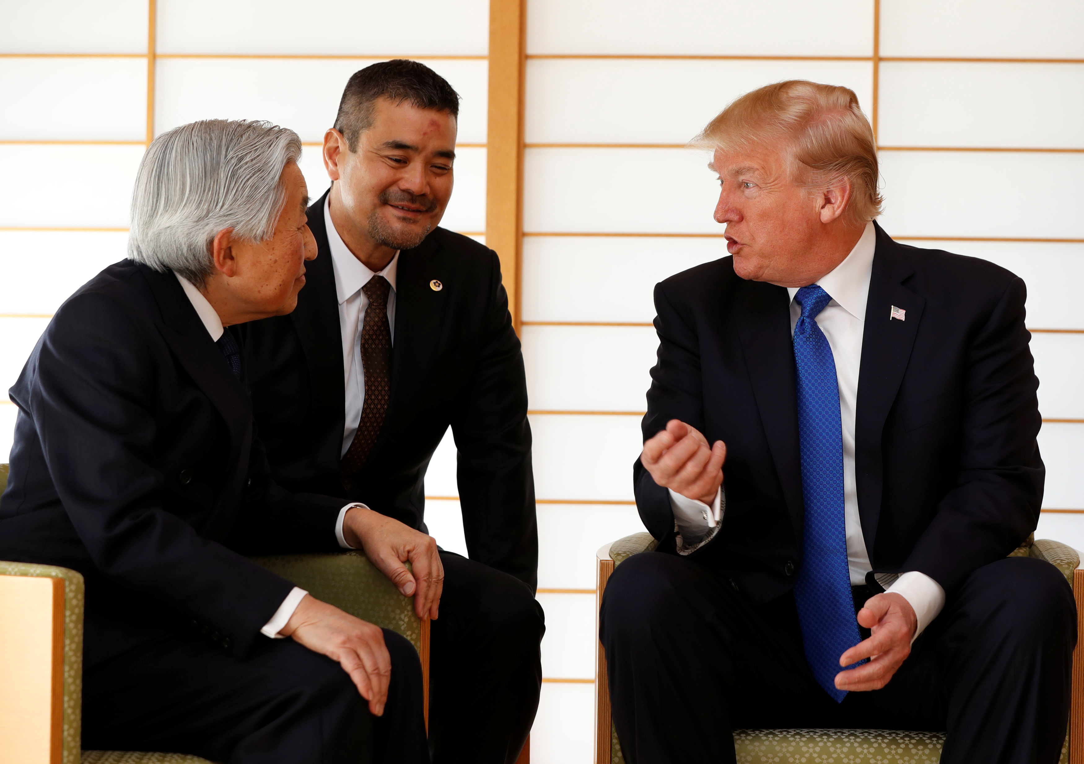 ترامب يتحدث مع إمبراطور اليابان