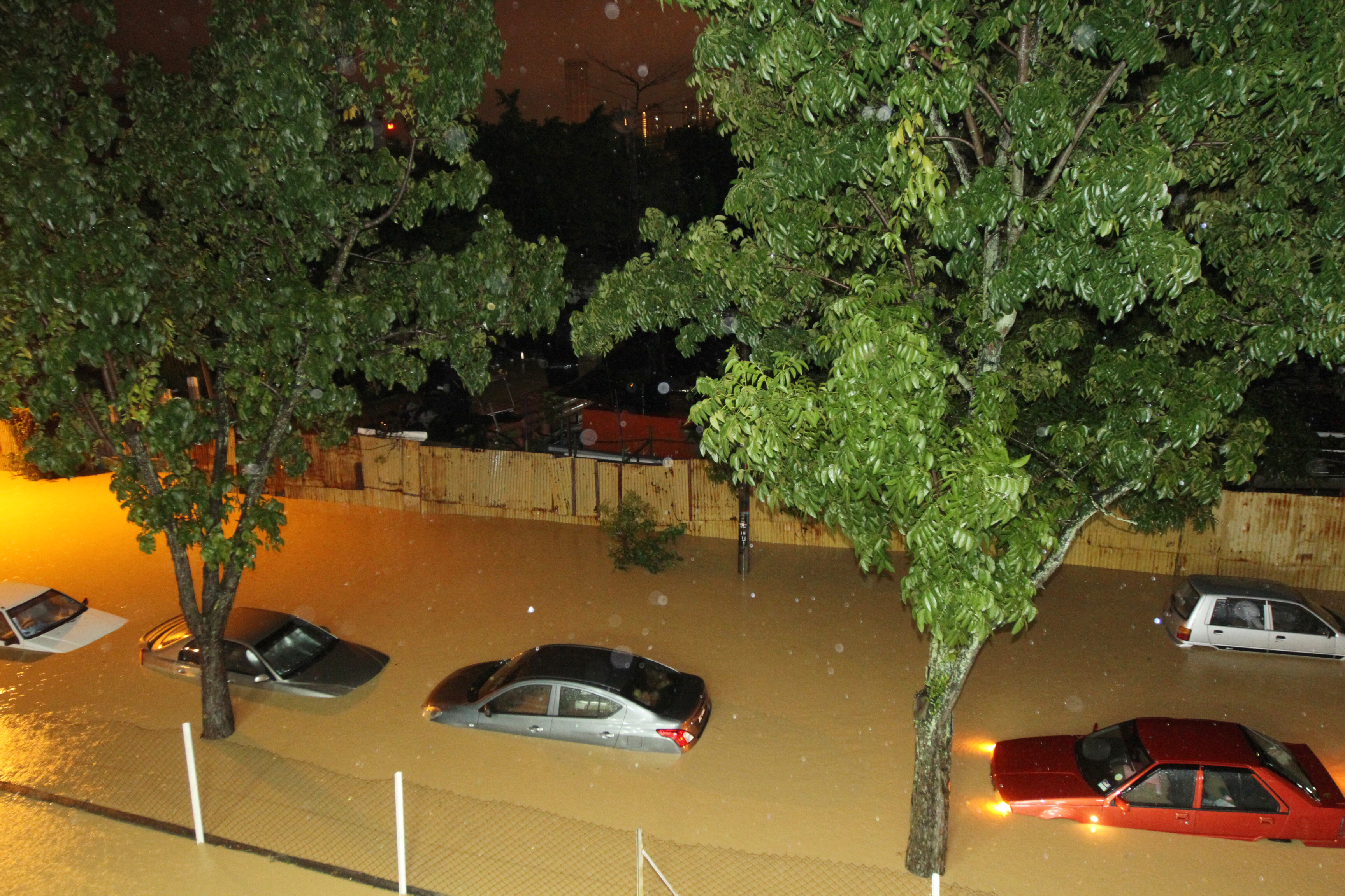 مياه الفيضانات تغمر السيارات فى ماليزيا