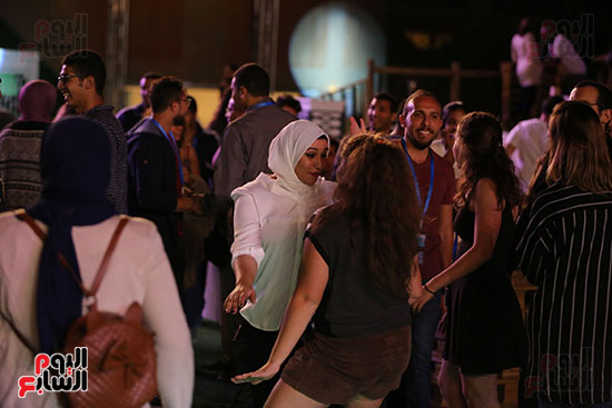 الأجانب المشاركون فى منتدى شباب العالم يرقصون على مسرح the spot (8)