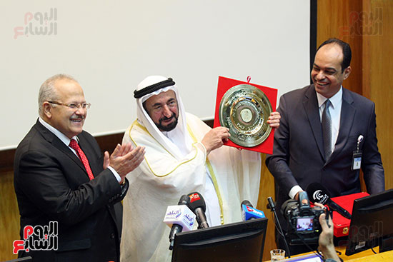 تكريم الشيخ سلطان القاسمى من رئيس جامعة القاهرة