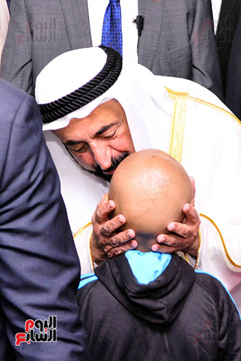 الشيخ سلطان القاسمى حاكم الشارقة يقبل رأس الأطفال المصابون بالسرطان