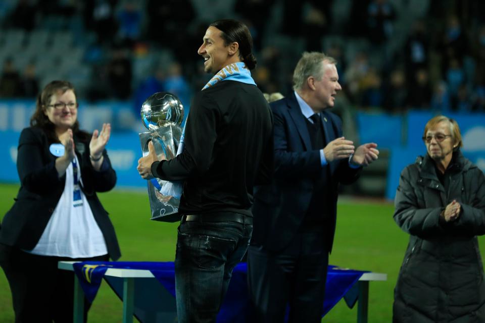 إبراهيموفيتش يحمل كأس الدوري السويدي