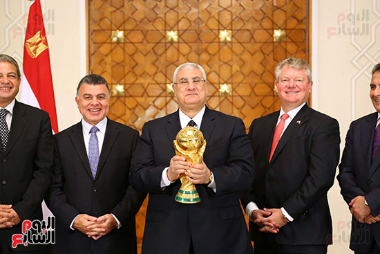 المستشار عدلى منصور يحمل كأس العالم عام 2013