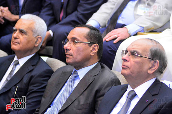 نائب رئيس جامعة القاهرة يتوسط أساتذة المعهد القومى للأورام