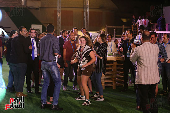 الأجانب المشاركون فى منتدى شباب العالم يرقصون على مسرح the spot (1)