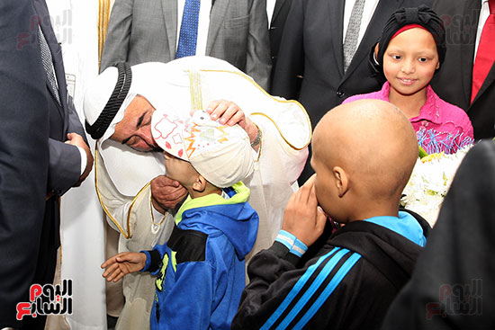 الشيخ سلطان القاسمى يقبل الأطفال المصابين بالسرطان
