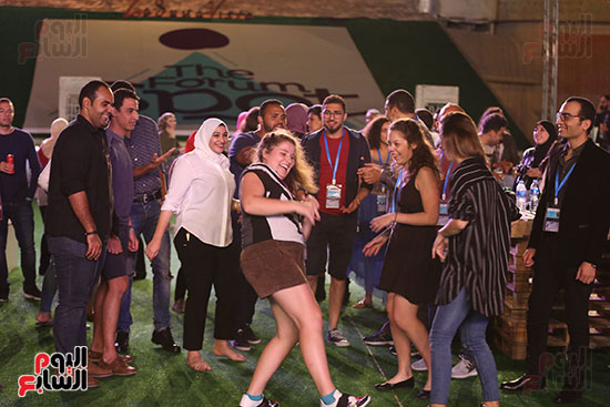الأجانب المشاركون فى منتدى شباب العالم يرقصون على مسرح the spot (7)