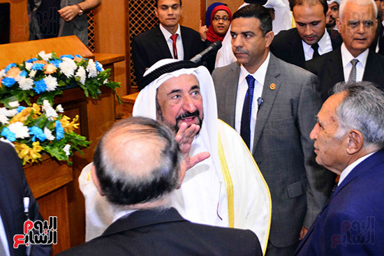 الشيخ سلطان القاسمى حاكم الشارقة فى زيارة لمعهد الأورام
