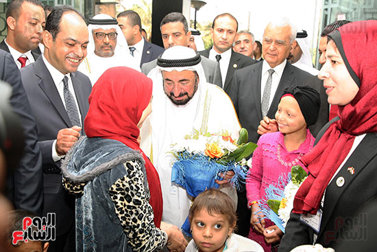 الشيخ سلطان القاسمى مع الأطفال المصابون بالسرطان