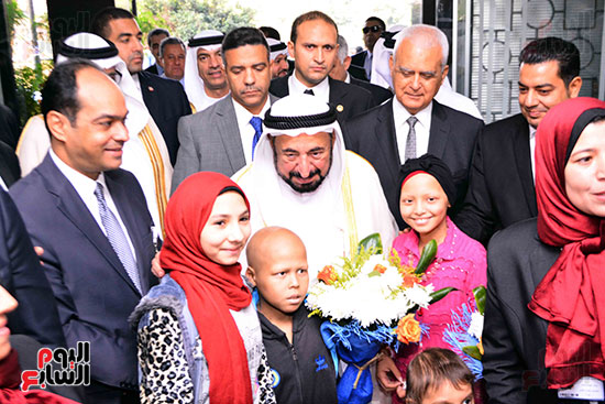 الشيخ سلطان القاسمى يتوسط الأطفال المصابون بالسرطان