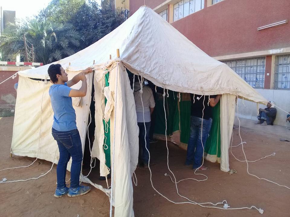   شباب الجوالة يقيم خيام في معسكر ايواء