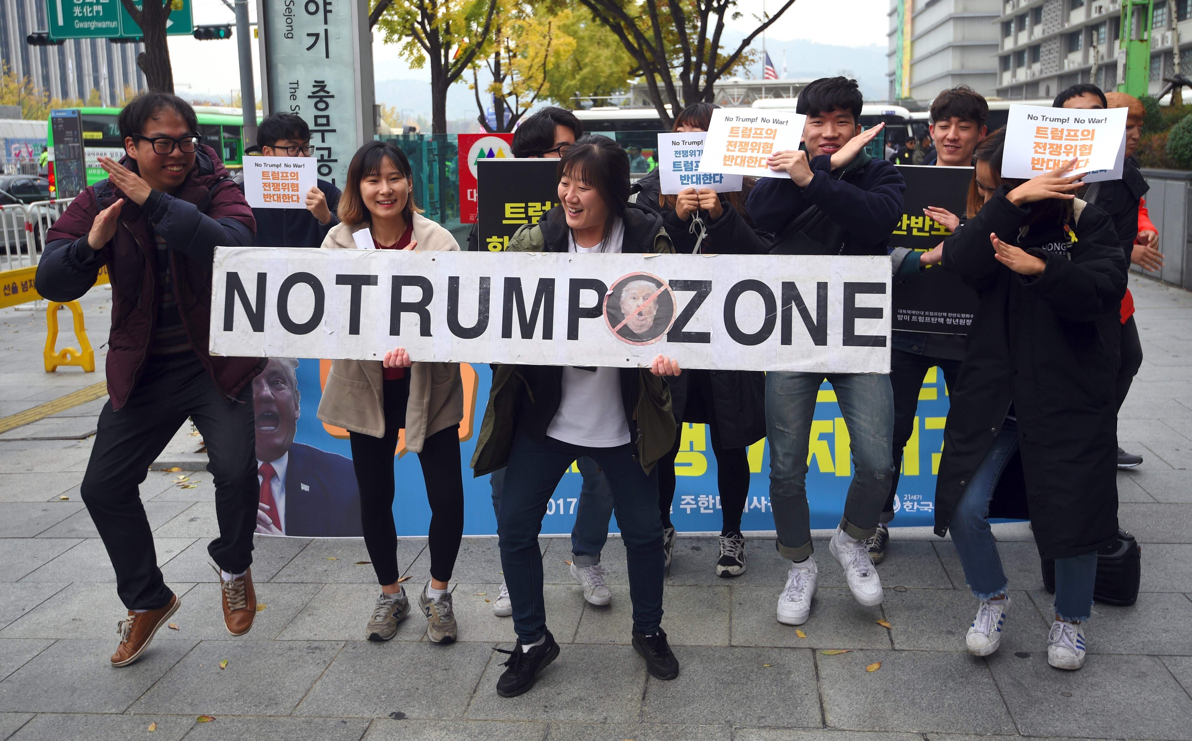 ناشطون يتظاهرون ضد ترامب بكوريا الجنوبية