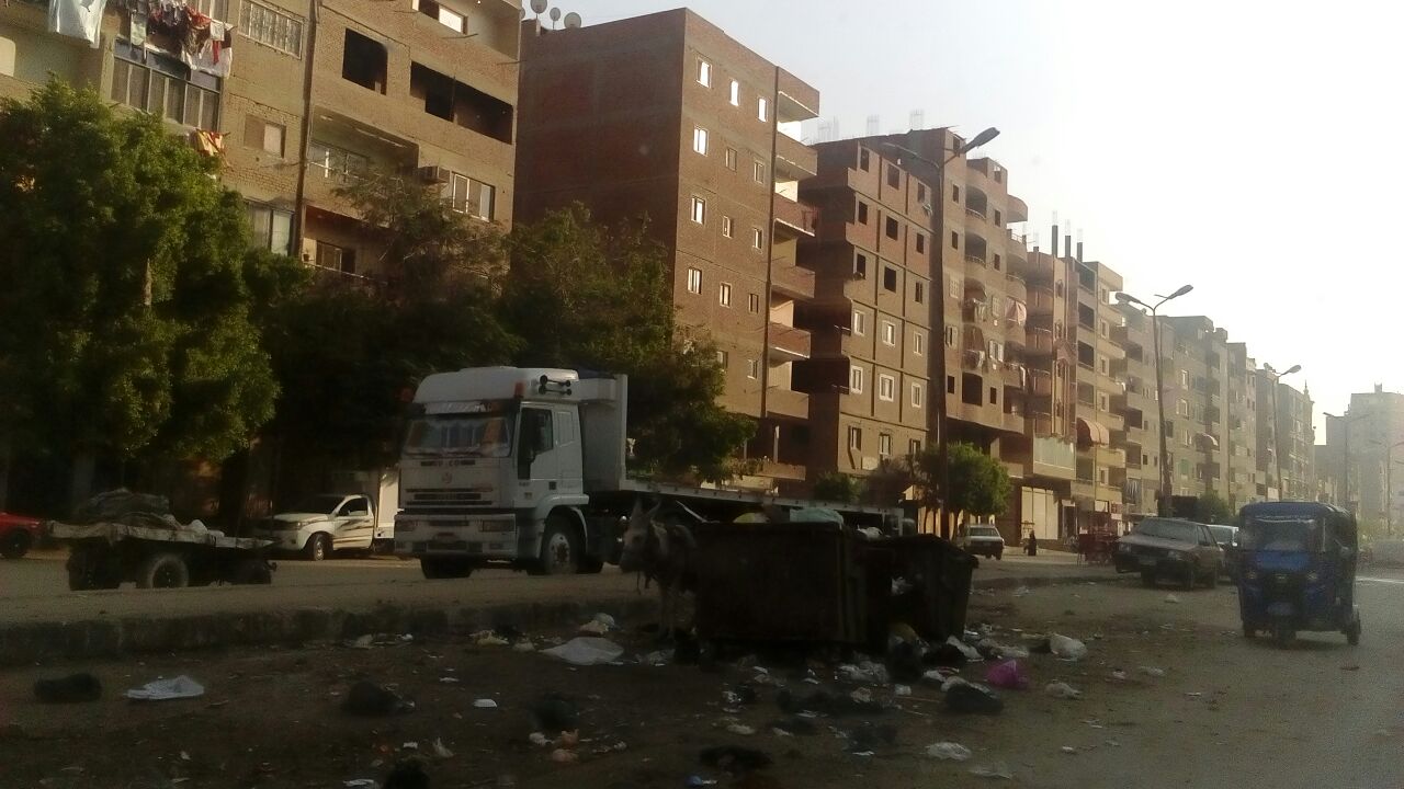 انتشار القمامة والمقاهى العشوائية والباعة الجائلين بشوارع المرج (36)