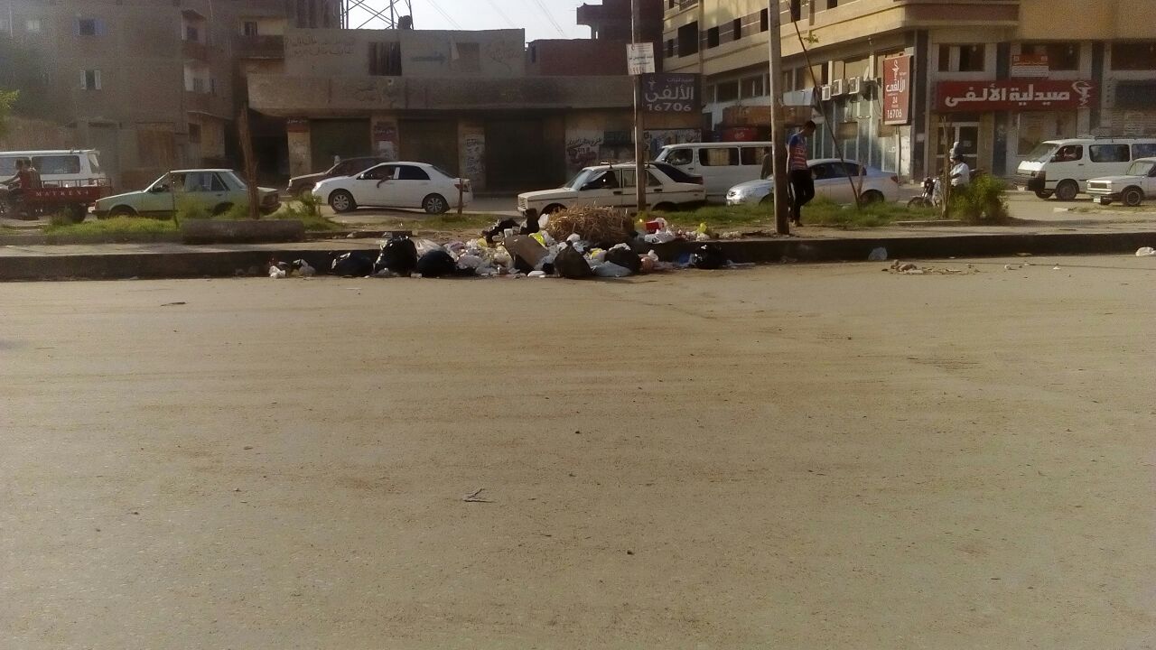انتشار القمامة والمقاهى العشوائية والباعة الجائلين بشوارع المرج (33)