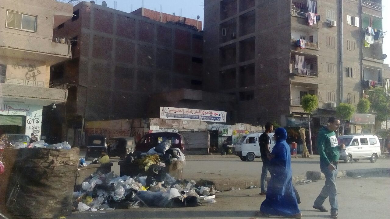 انتشار القمامة والمقاهى العشوائية والباعة الجائلين بشوارع المرج (32)